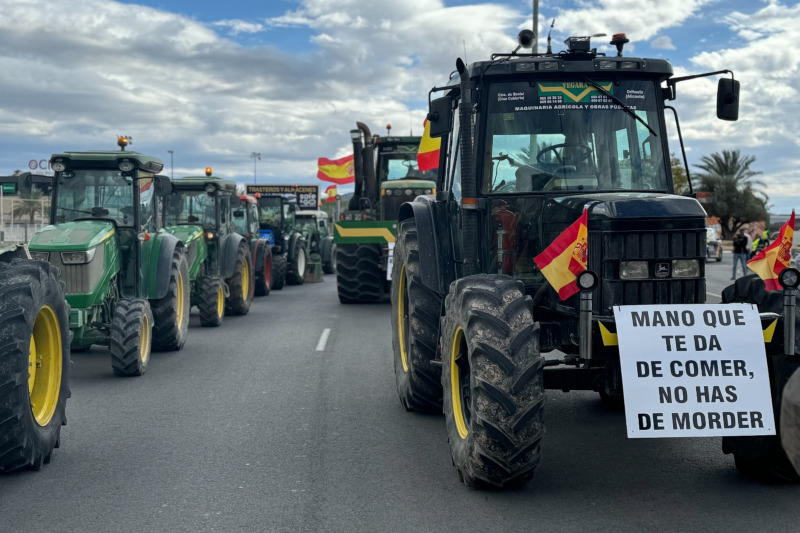 Más de 450 tractores dicen «basta» a la insostenible situación del sector primario en la provincia de Alicante